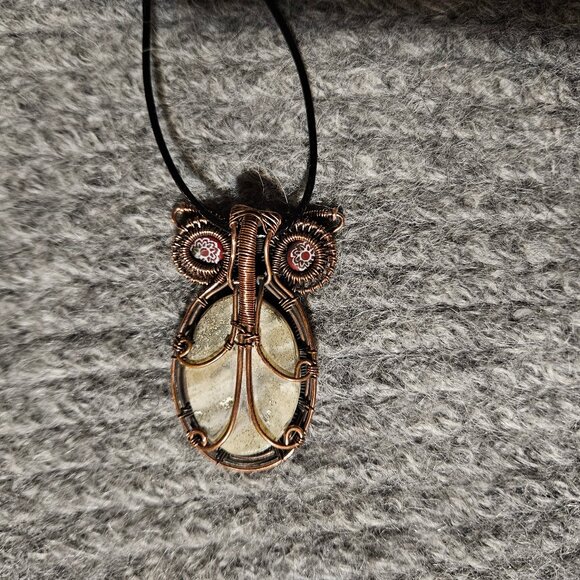 NWOT, attractive owl, copper wire wrapped lace banded calcite, Murano glass eyes - Picture 2 of 4